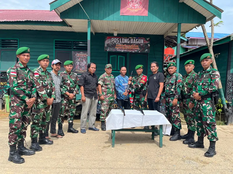 Satgas Pamtas RI-Malaysia Terima Penyerahan Tiga Senjata Rakitan dari Warga Mahakam Ulu