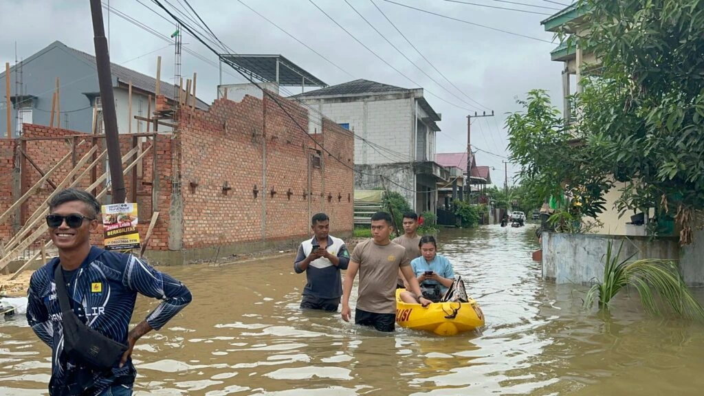 Polresta Samarinda Bersama BPBD Salurkan Bantuan dan Evakuasi Warga Terdampak Banjir di Bengkuring