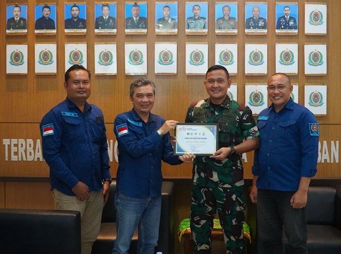 PWI Kukar Serahkan Penghargaan kepada Kodim 0906 dalam Kunjungan Silaturahmi