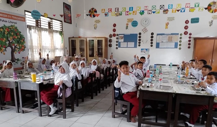 Program Makan Siang Bergizi di SDN 011 Tenggarong Berjalan Lancar, Siswa Antusias