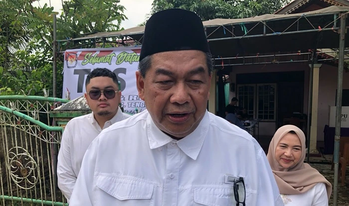 Awang Yacoub Luthman Jalan Kaki ke TPS 03 Tenggarong, Serukan Pilkada sebagai Wadah Aspirasi Rakyat