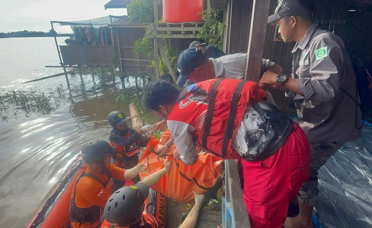 ABK TB BPM 09 yang Tenggelam di Sungai Mahakam Ditemukan Meninggal Dunia oleh Tim SAR Gabungan