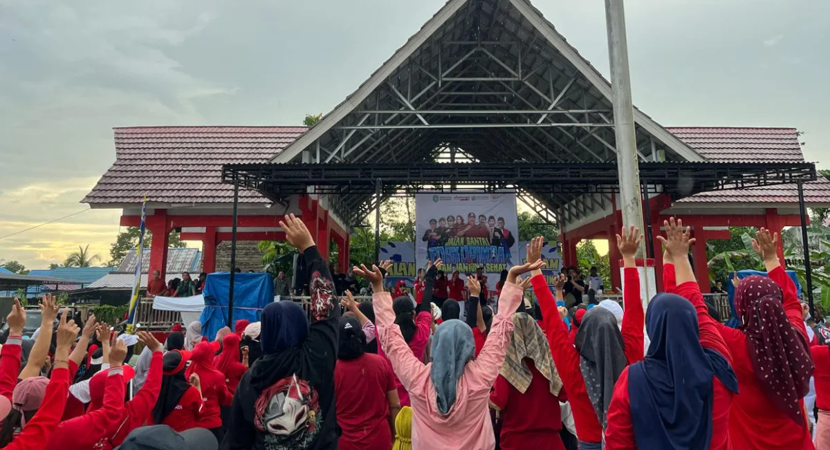 Semangat Warga Tenggarong Seberang Tak Surut Meski Diguyur Hujan di Ajang Senam dan Zumba