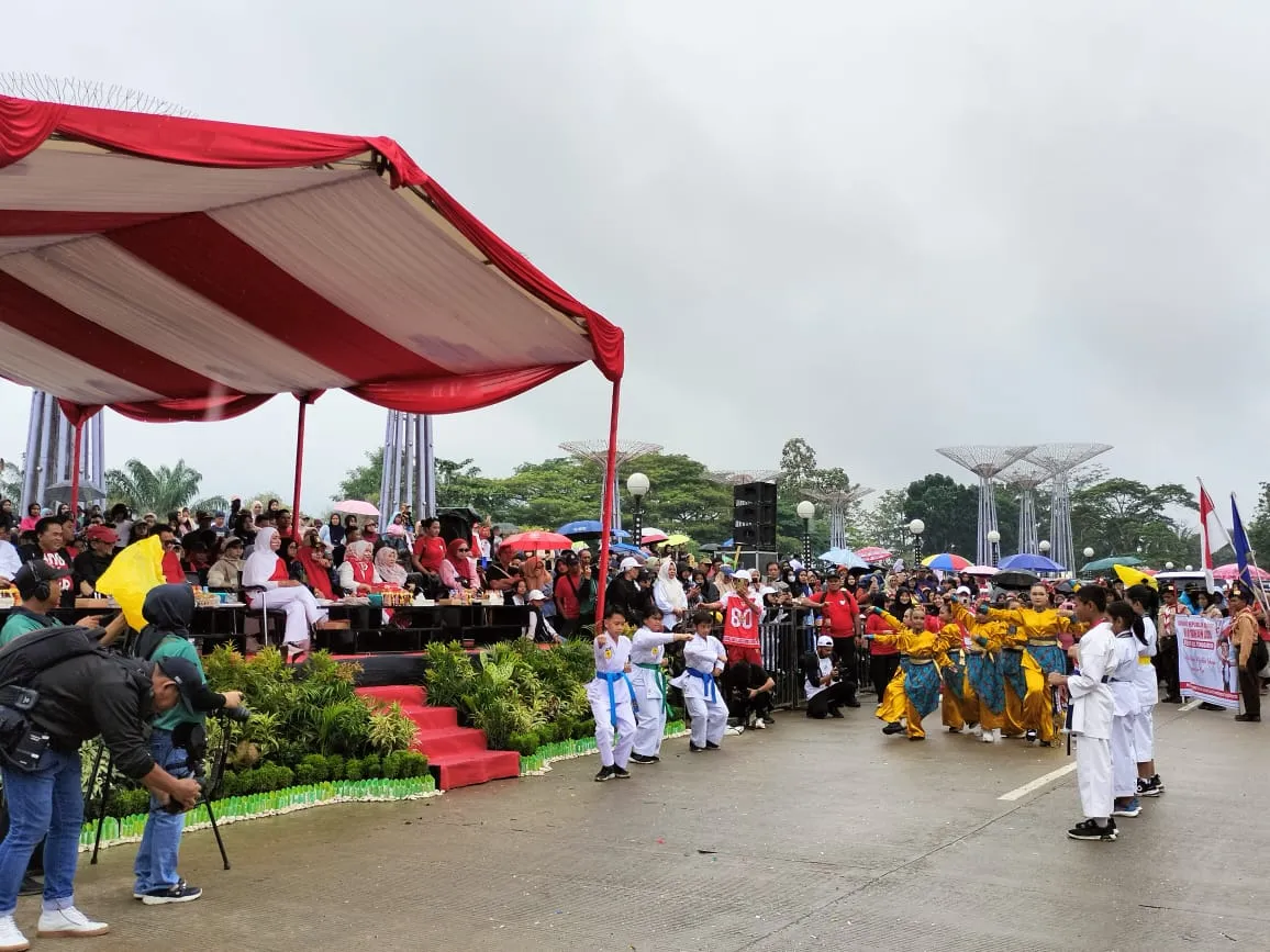 Semangat Kemerdekaan Tak Surut di Bawah Rintik Hujan, SDN 011 Tenggarong Tampil Memukau di Pawai Pembangunan Kukar