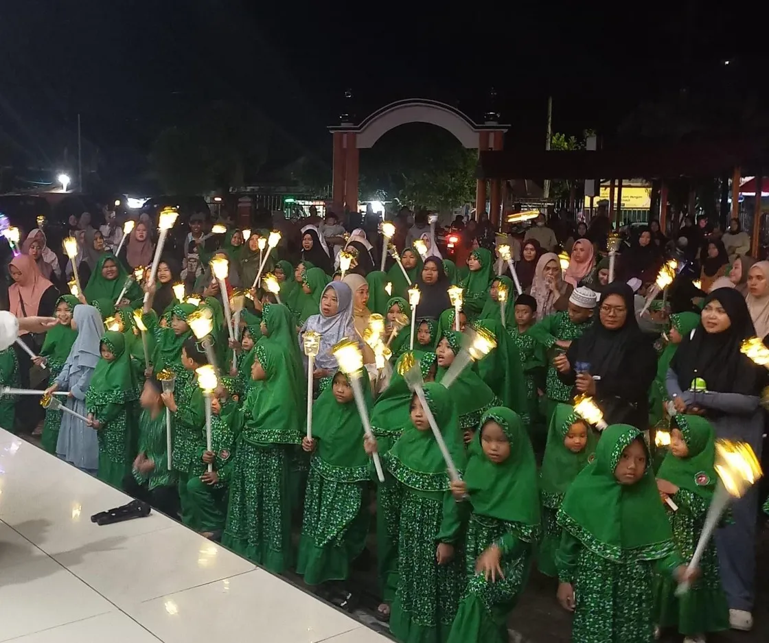 Pawai Obor Perdana TPQ & KB Al-Jariyah, Anak-Anak Loa Tebu Sambut Maulid dengan Ceria