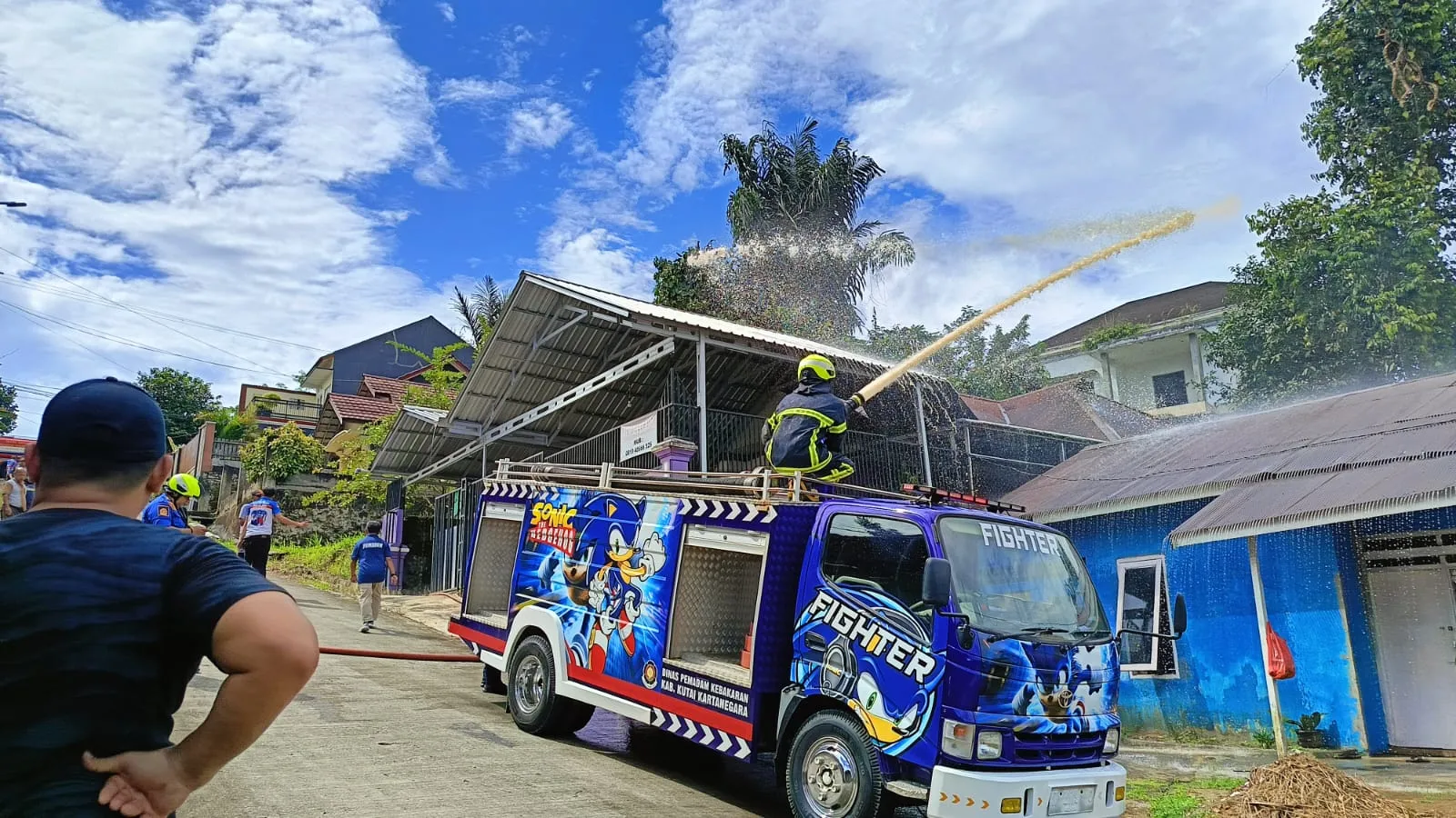 Respons Cepat Disdamkarmatan Kukar Padamkan Asap di Rumah Kosong Perum Korpri Tenggarong