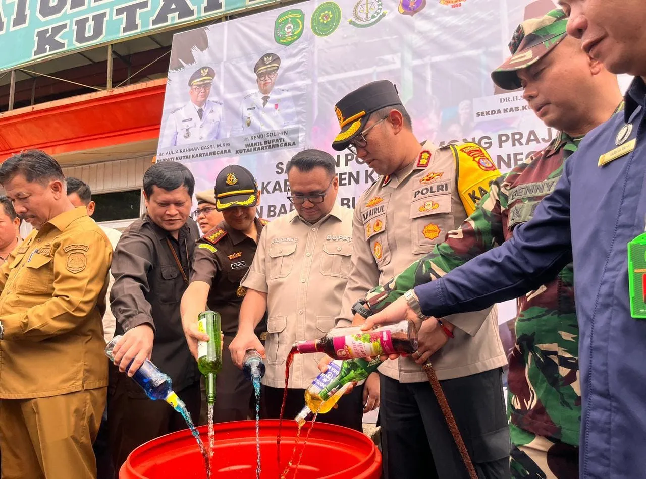 Satpol PP Kutai Kartanegara Musnahkan Ribuan Botol Miras Hasil Operasi Yustisi 2025