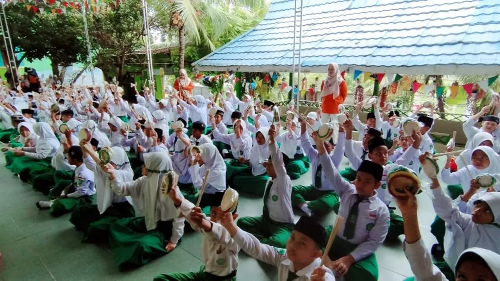 MI Asy Syauqi Tenggarong Gelar Market Day dan Kokurikuler Menganyam Rotan untuk Kembangkan Kreativitas dan Kearifan Lokal Siswa