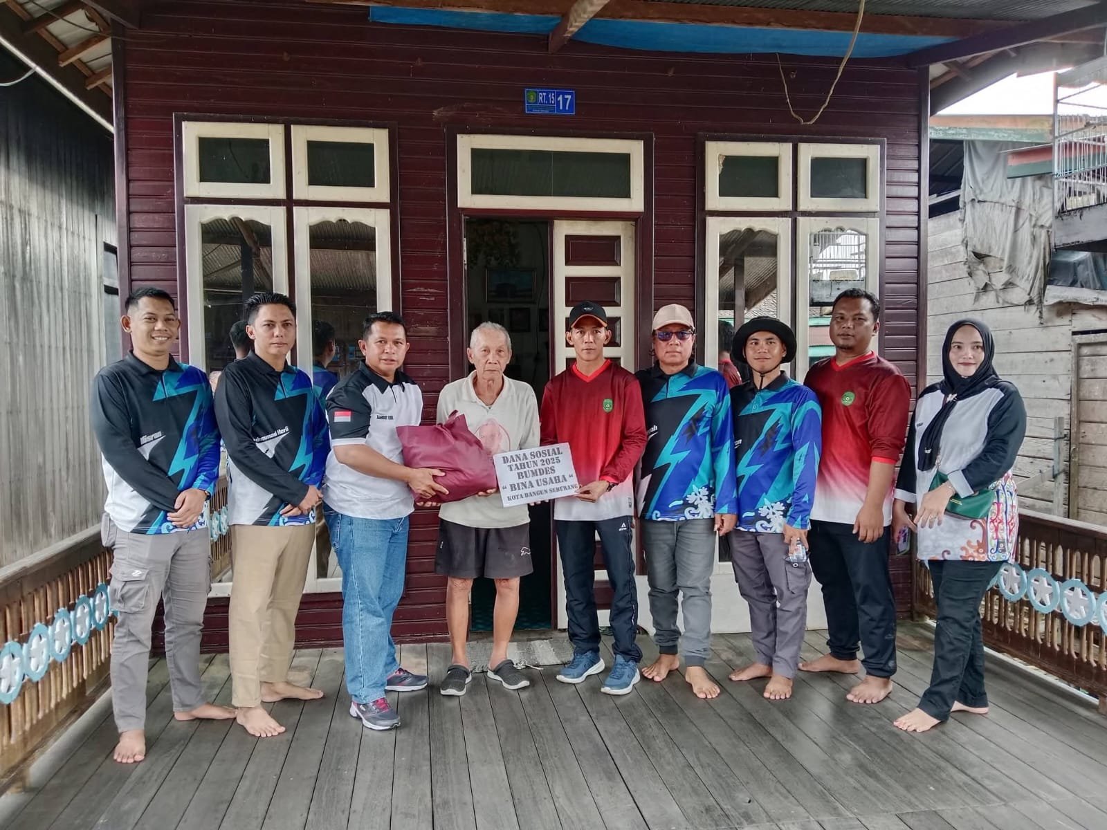 BUMDes Bina Usaha KBS Salurkan Dana Sosial 2025, Bagikan Sembako untuk Warga Kurang Mampu di Kota Bangun Seberang