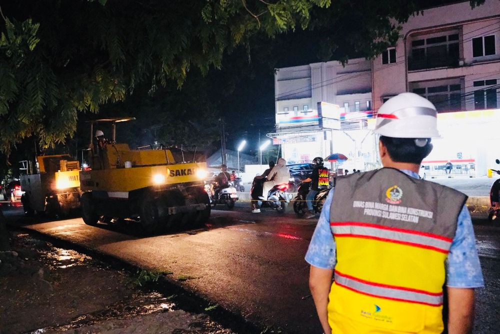 Keluhan Debu Warga Aroepala Direspons, Pemprov Sulsel Mulai Pengaspalan Jalan