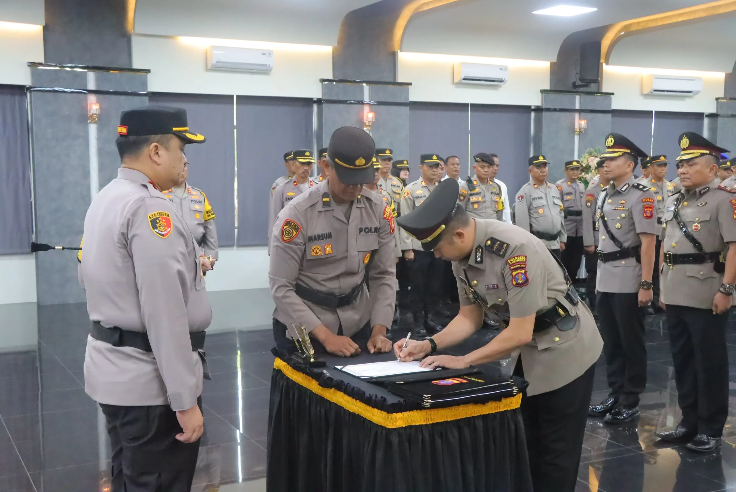 Kapolresta Samarinda Pimpin Sertijab Kabag Ops, Kapolsek, dan Penyerahan Jabatan Kasi Keuangan